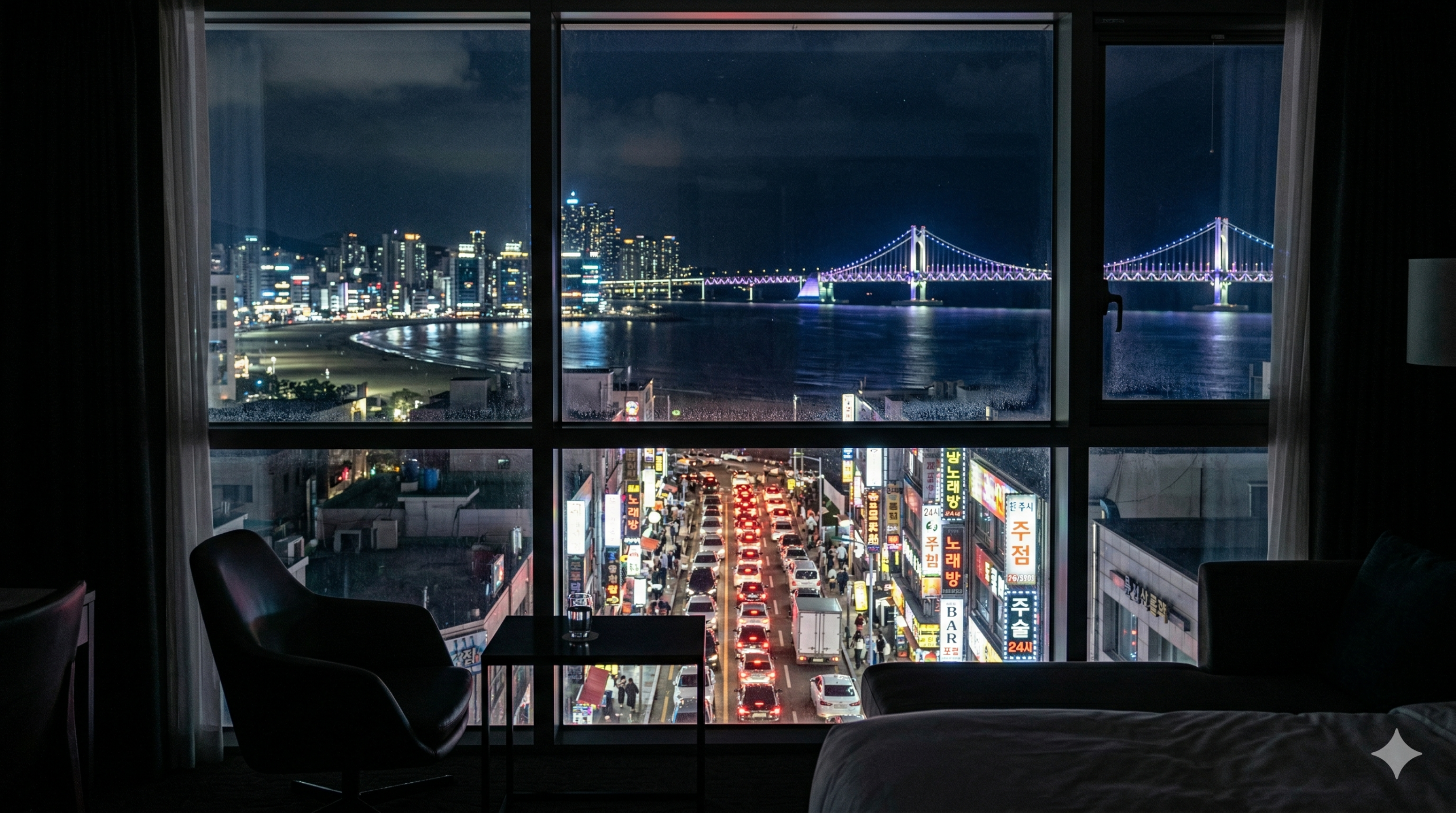 부산 광안리 오션뷰 호텔 객실 창밖으로 보이는 화려한 광안대교 야경과 그 아래 해변 도로를 꽉 채운 자동차 후미등의 붉은 불빛, 어지러운 네온사인 간판들이 대비를 이루는 하이퍼리얼리즘 사진. 오션뷰의 낭만과 현실의 복잡함을 동시에 보여준다.