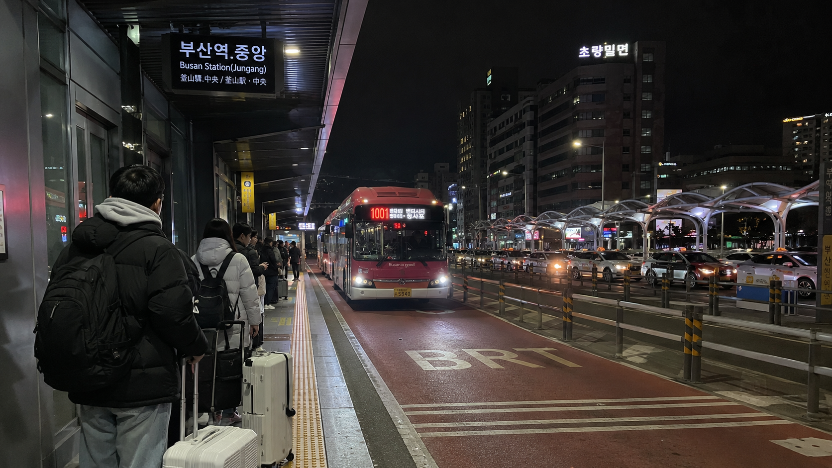 부산역 심야버스 1000번 1003번 1004번 승차장 및 심야 택시 대기열 모습